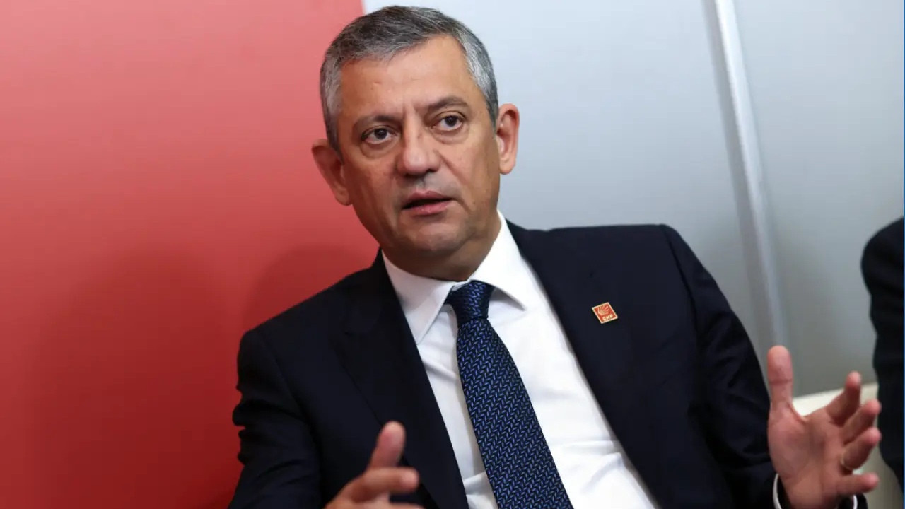 Özel'den Kılıçdaroğlu'nu soran teyzeye dikkat çeken yanıt: Bizim binada kafasına göre oturuyor