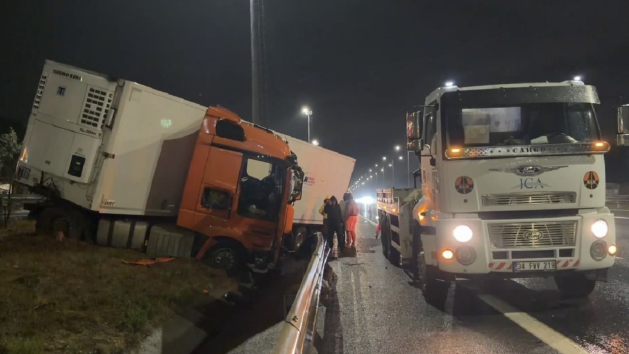 Çekmeköy'de yağış nedeniyle kayganlaşan yolda TIR bariyere çarptı