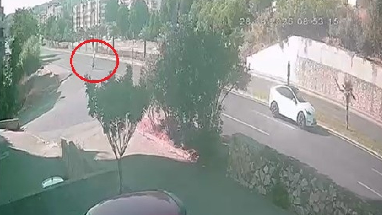 Yolun karşısına geçmek isteyen yaşlı kadına otomobil çarptı! Kaza saniye saniye kaydedildi