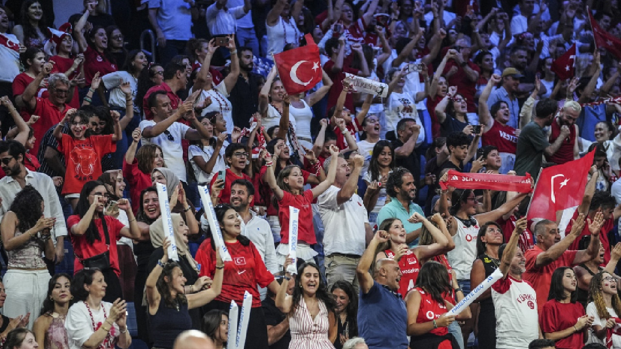 Milliler Sırbistan'ı yıktı geçti: Finale yükseldik