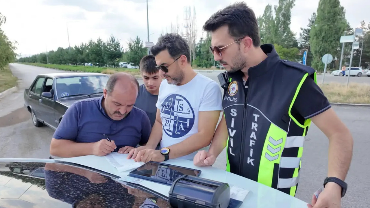Korsan taksiyi yakalatmak için müşteri kılığına girdi! İhbar eden taksiciye de ceza şoku