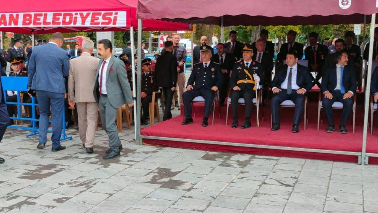 Zafer Bayramı'nda komutan ayakta kaldı koltuğuna AKP'li başkan oturdu
