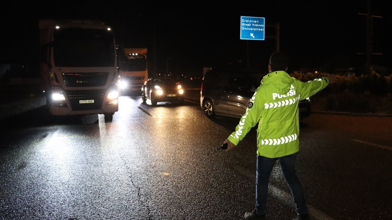 Heyelan nedeniyle kara yolu trafiğe kapatıldı! Sağanak başladı