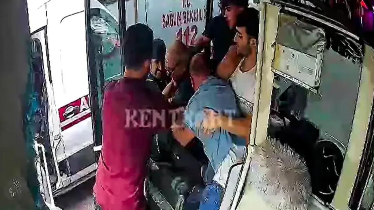 Trafikte dehşet: Ambulans şoförü otobüsü bastı, sürücüsünü darbetti!