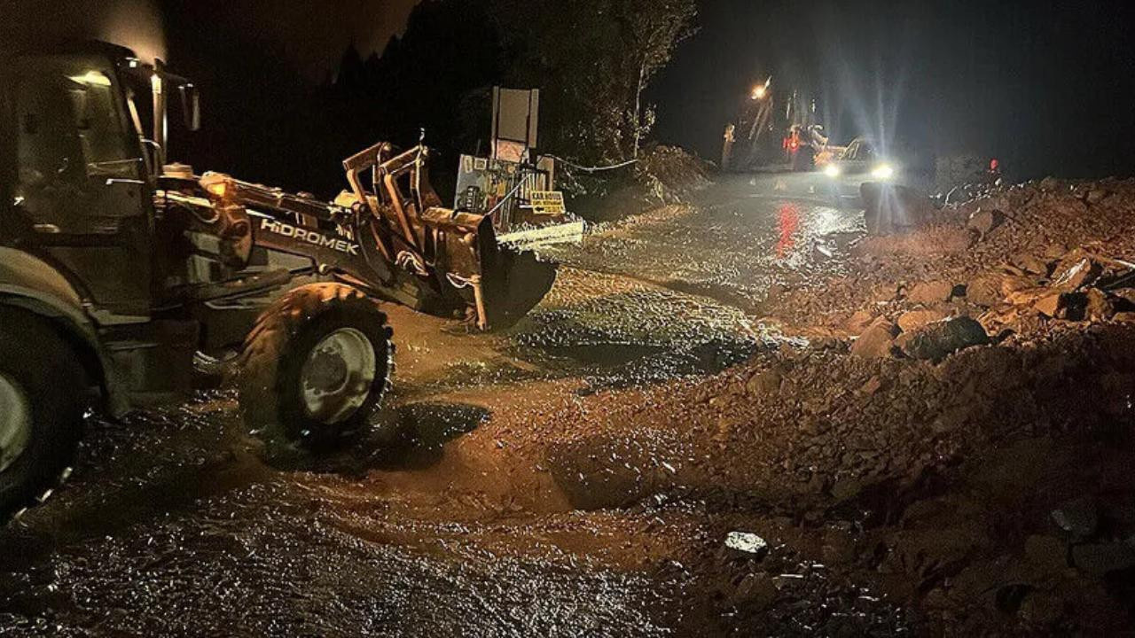 Uzungöl yolu suya gömüldü! Sağanak yağış dereyi taşırdı