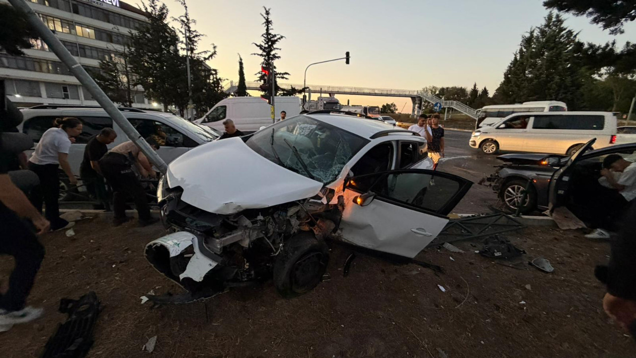 Çerkezköy'de iki otomobil çarpıştı: 3'ü çocuk 6 kişi yaralandı