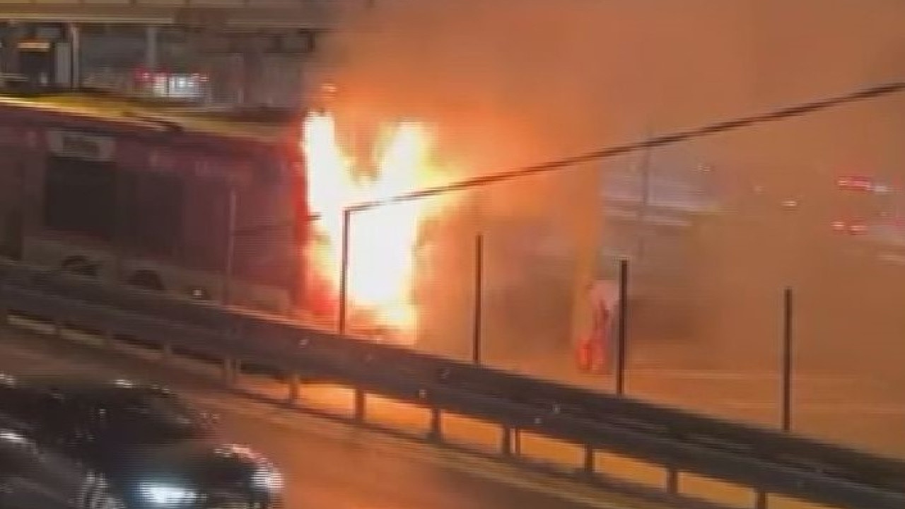 Kağıthane'de metrobüs alev alev yandı: Yolcular tahliye edildi