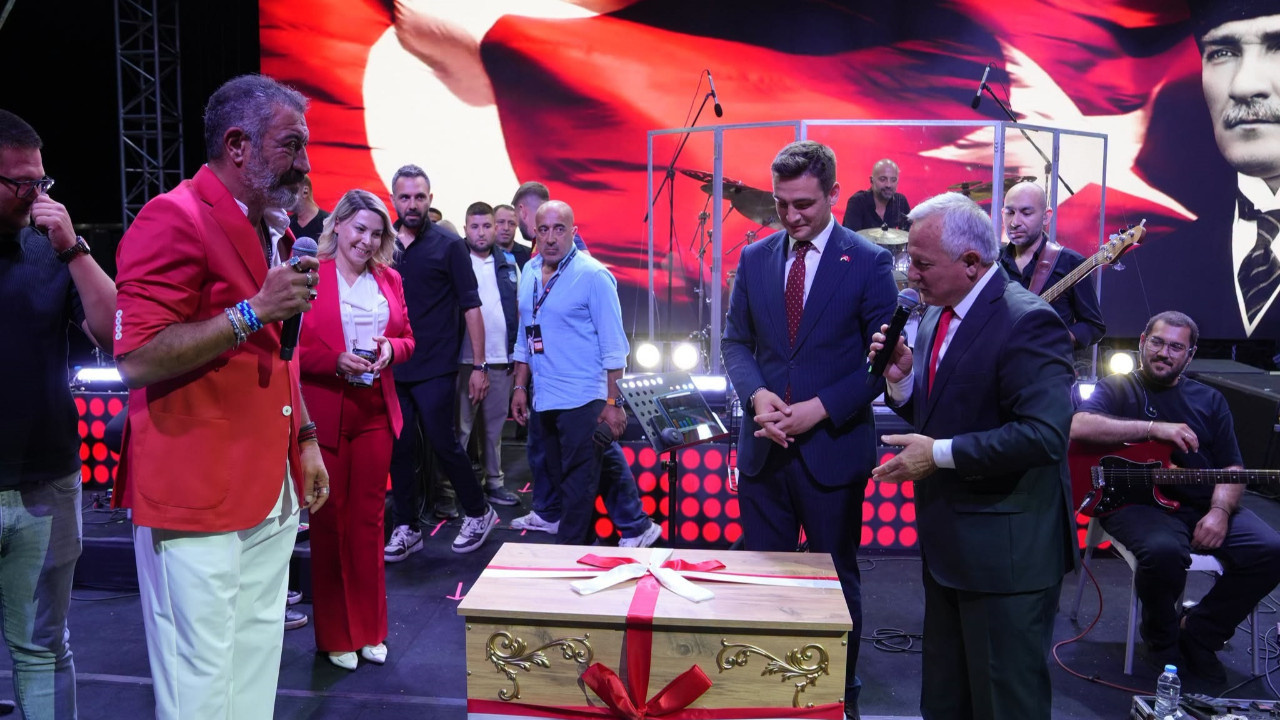 Hakan Altun sahnede neye uğradığını şaşırdı! Belediye başkanı hediye etti