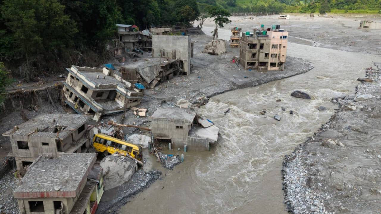 Nepal'deki sel felaketinde bilanço ağırlaşıyor! Can kaybı 903'e yükseldi, 4 bini aşkın kayıp