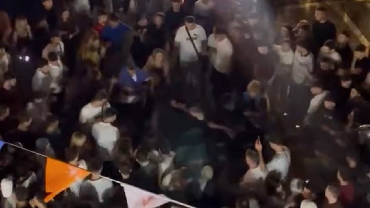 Ünlü rapçinin konserinde ortalık bir anda karıştı! Beyoğlu’nda tekme ve yumruklar havada uçuştu