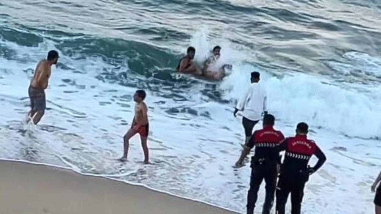 Deniz kıyısında otururken dalgalar birden içeri çekti! Yardıma koşsalar da acı haber geldi