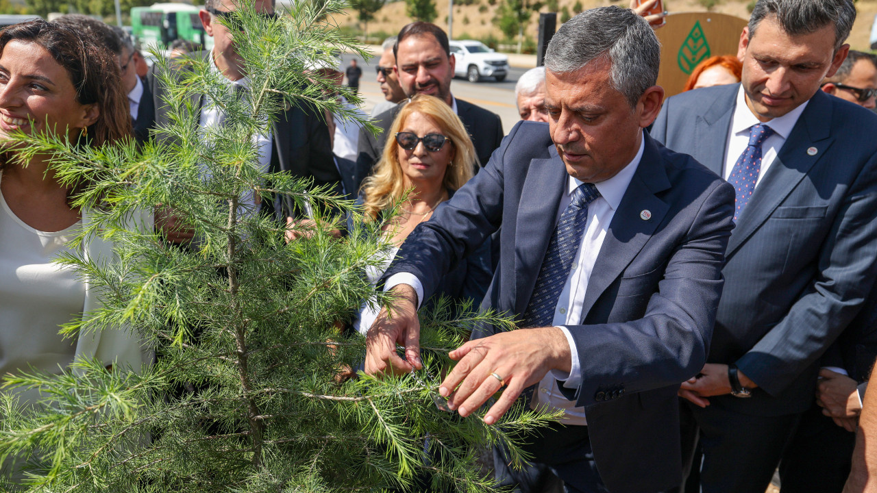 Özgür Özel YENİ Parti fidanını dikti: Hayırlı uğurlu olsun