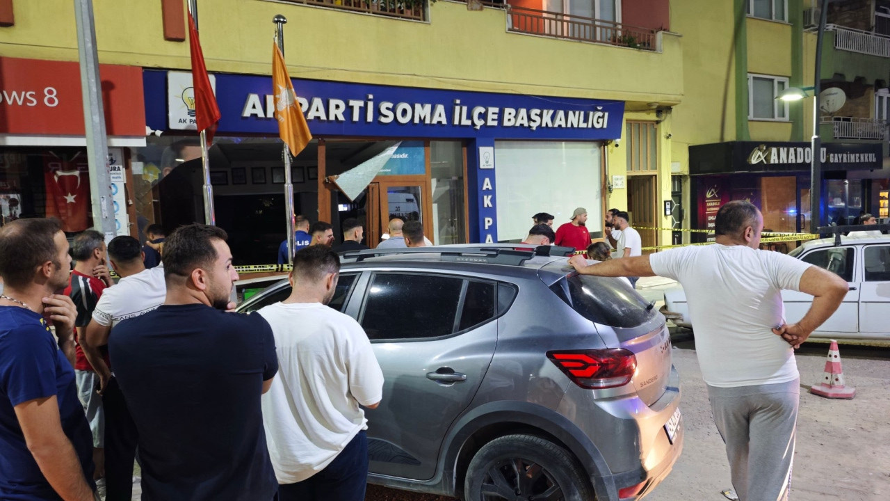 Aracın kontrolünü kaybetti AKP binasına girdi