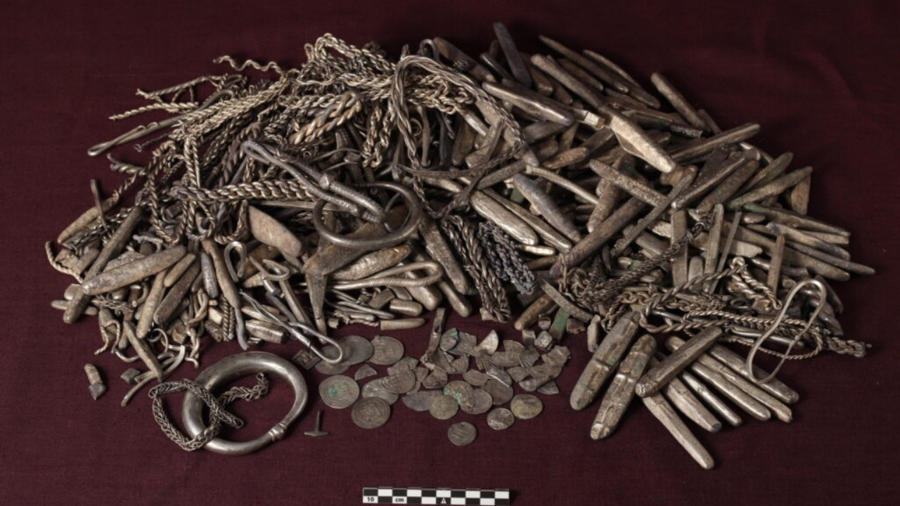 Evine teras yaparken buldu: Vikinglerin 18,5 kiloluk hazinesini çıkardı