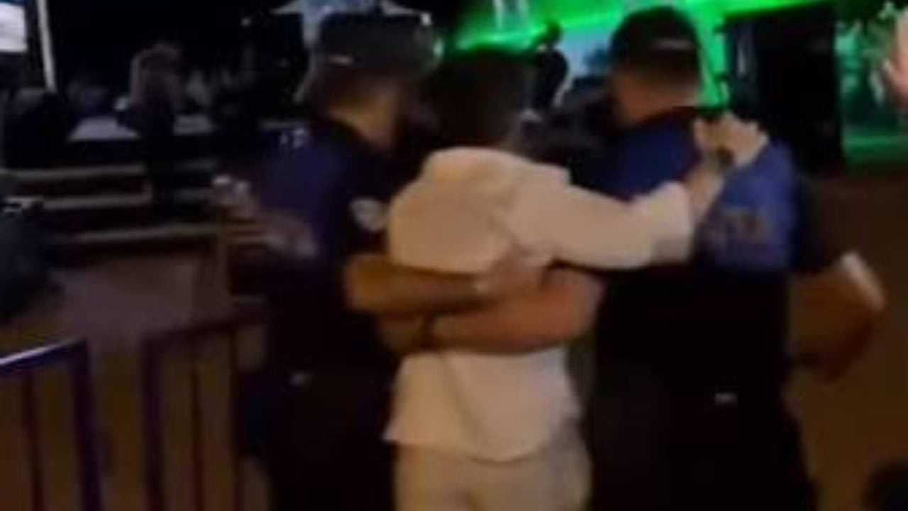 Ozan Doğulu sahneye zabıtalarla çıkabildi: Yürümekte güçlük çekti