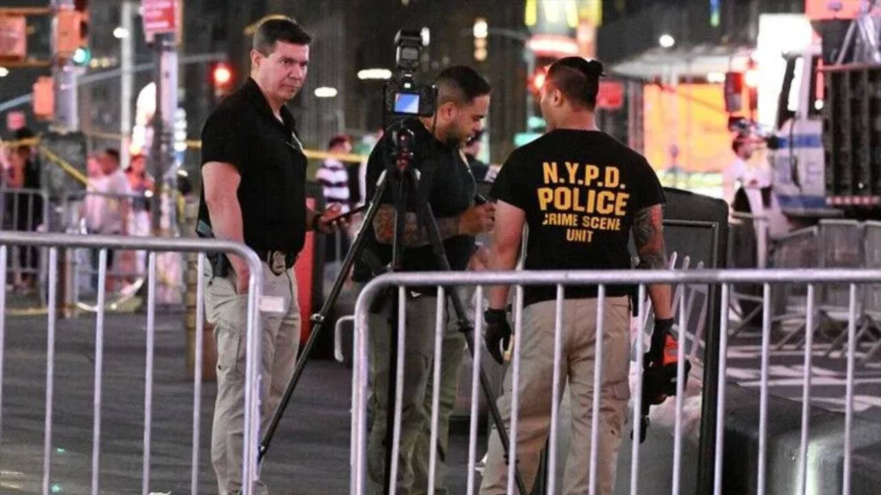 Times Meydanı kana bulandı! İki kişiyi bıçaklayan saldırgan kadın polis tarafından vuruldu