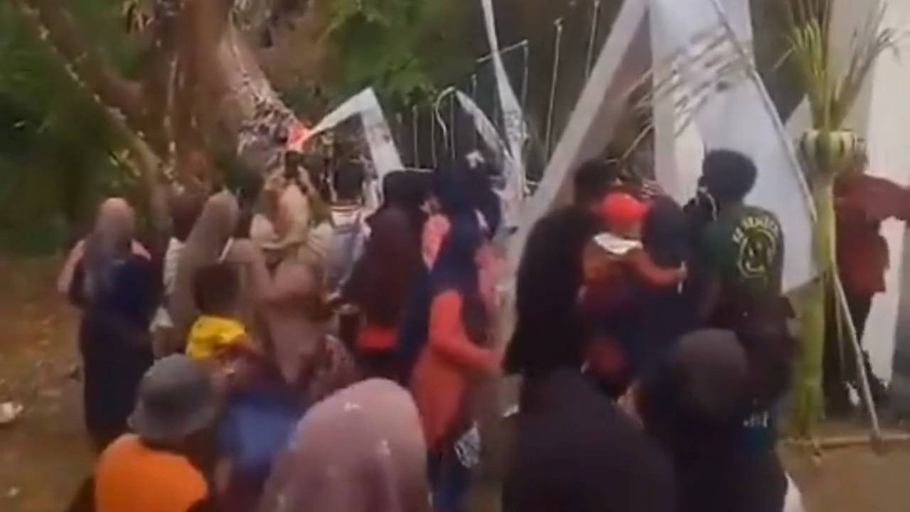Daha yeni açılmıştı... 50 kişinin üzerine çıktığı köprü tören sırasında çöktü