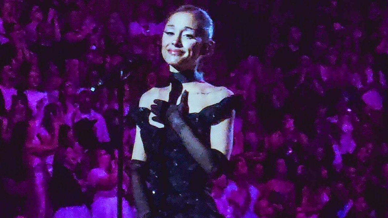 Ünlü şarkıcı son konserine çıktı: Sahnelere gözyaşlarıyla veda etti