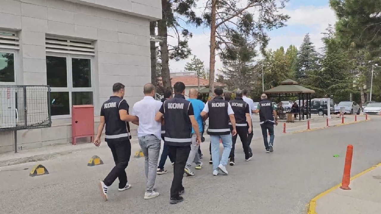 İş yerine çağırıp dehşeti yaşattılar! Zorla alıkoyup gasp yapan 4 kişi tutuklandı