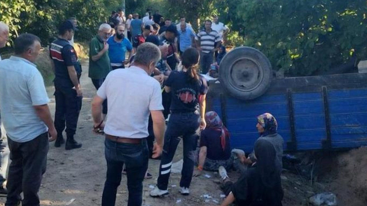 Fındık işçilerini taşıyan traktör devrildi: Çok sayıda yaralı var!