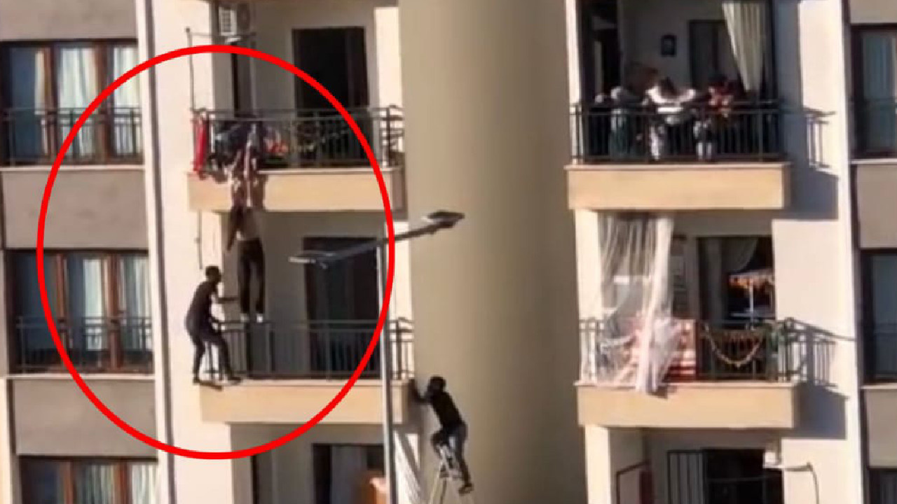 Küçük kız balkondan düşmek üzereydi! Çocuğu kurtarmak için korkuluklara tutunarak tırmandı
