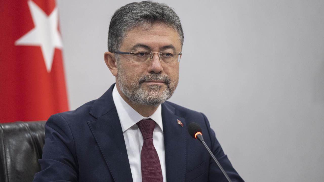 Tarım Bakanı'nın fidan dikemediği anlar gündem oldu: İmdadına yetiştiler
