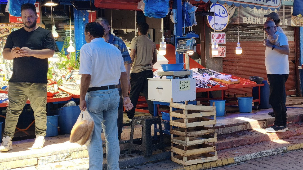 Balıkçılar tezgahı açtı vatandaş akın etti: Fiyatı gören geldi