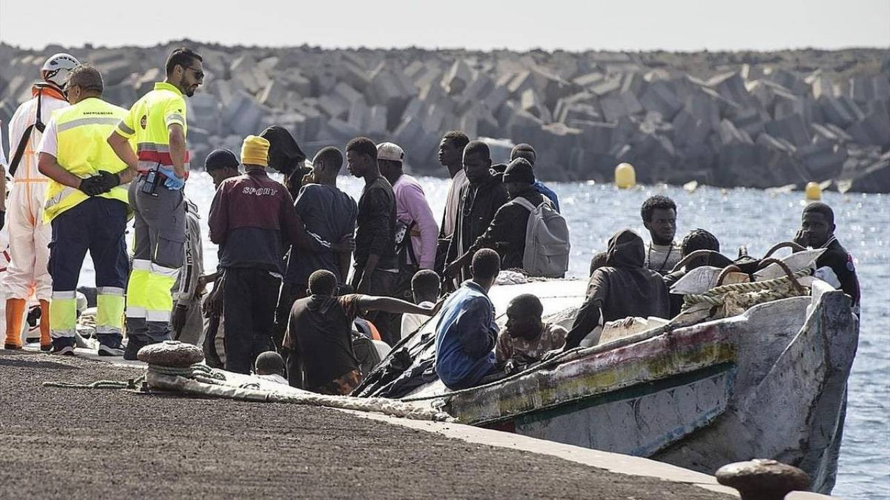 128 göçmeni taşıyan tekne battı! 5 ölü, onlarca kişi kayıp