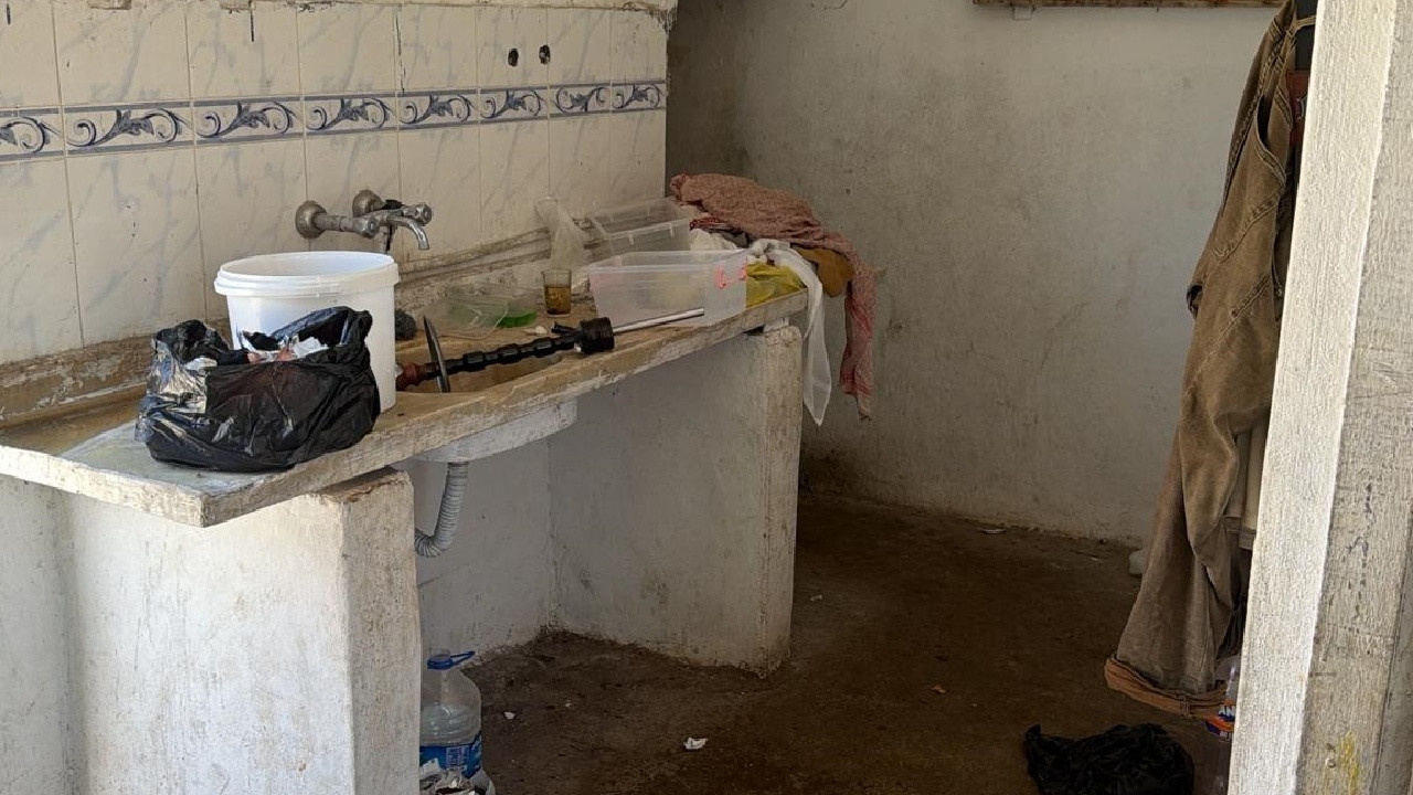 Görüntüler mide bulandırdı! Zabıta basınca duvardan atlayıp kaçtı