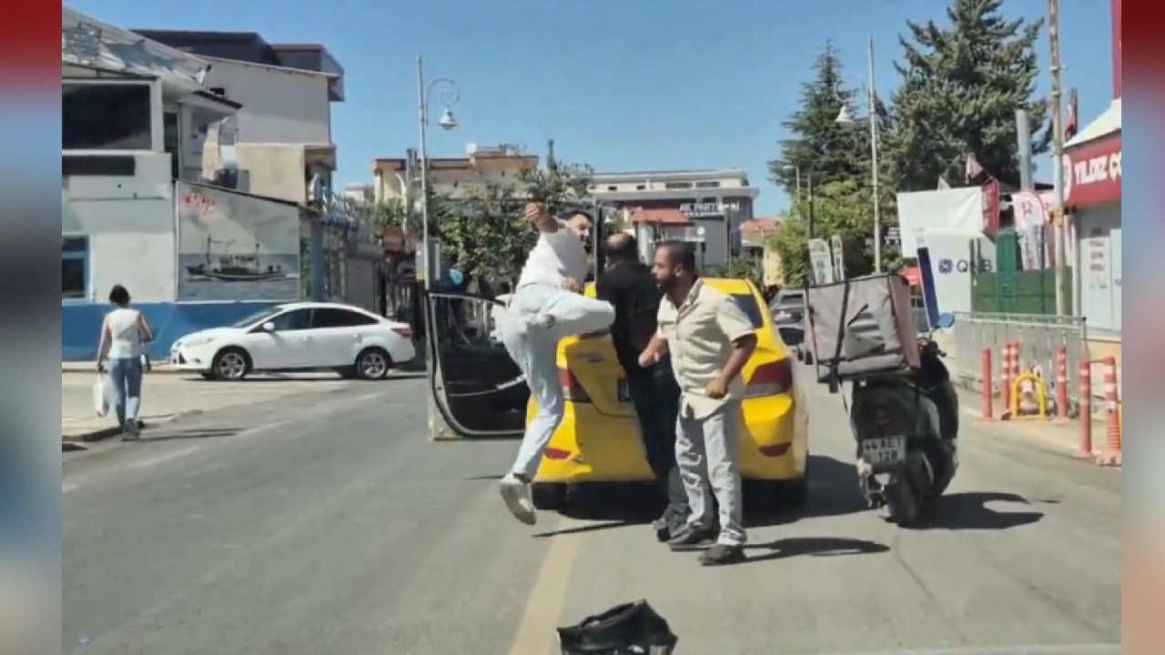 Yol verme kavgası meydan savaşına döndü: Taksiciye yumruk yağdırdı
