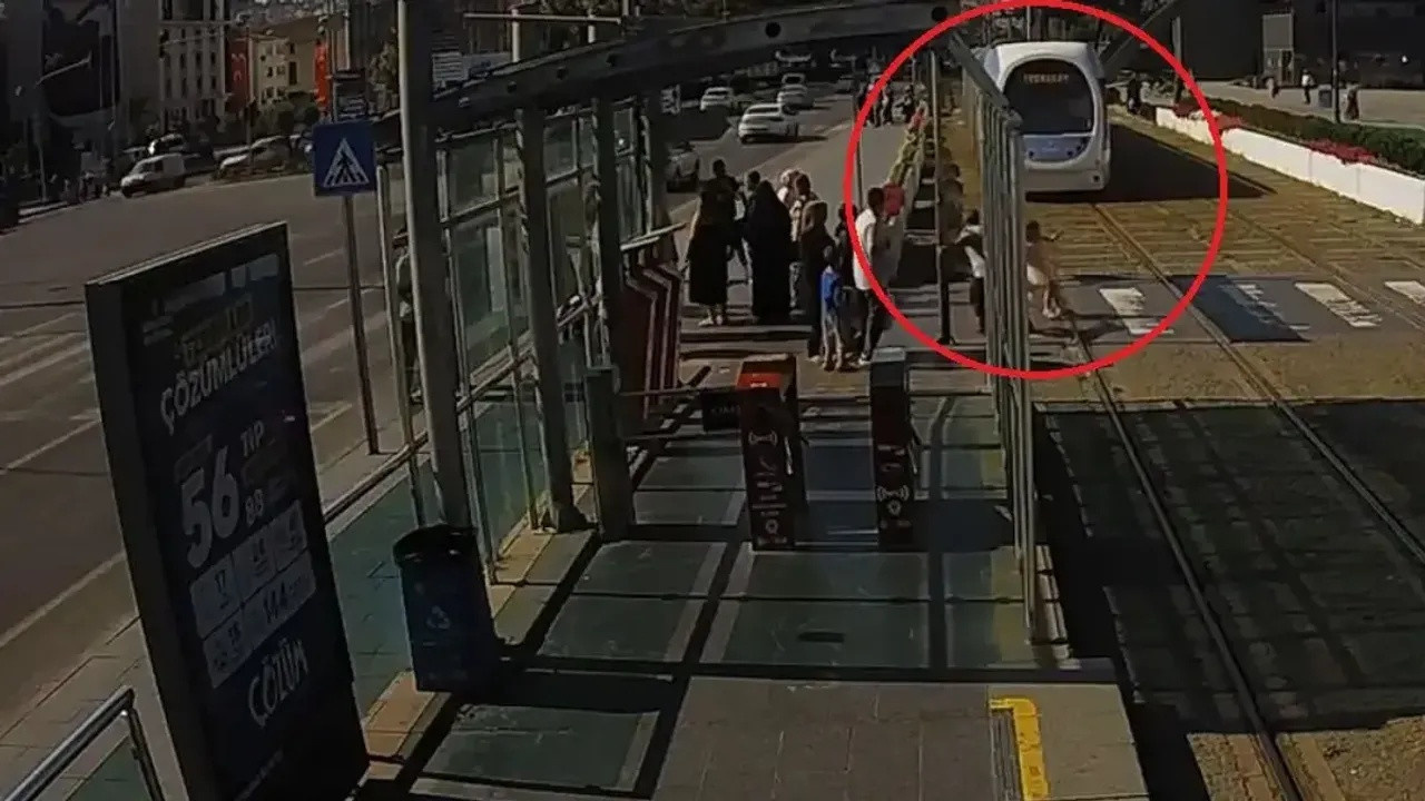 Raylara atlayan çocuğu tek hamlesiyle ölümden kurtardı: O anlar kamerada