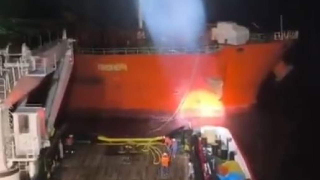 Marmara'da panik anları: 100 tonluk petrol tankeri arıza yapıp sürüklendi
