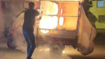Ambulans şoförü motosiklet yangınını söndürdü