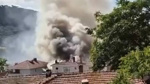 Sarıyer'de korkutan yangın! Çatıdan kopan parçalar minibüsün üzerine düştü