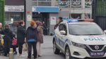 Okul çevresinde panik: Silahı çocuklara saklattı