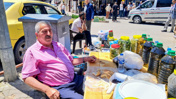 Pazarda tezgah açmak zorunda kalan emekli: Komşudan aldığım peynirle karnımı doyurmaya çalışıyorum