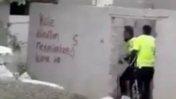 Skandal görüntüler! İki polis vatandaşı köşeye çekip dövdü.. Soruşturma başlatıldı