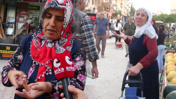 Pazarın acı gerçeği! Emekli tezgah altından çürük topluyor, esnaf zararına bekliyor