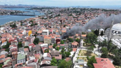 Son Dakika | Fatih'te araçlara sıçrayan yangın söndürüldü! Dumanlar İstanbul'un her yerinden görüldü