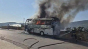 Muğla'da alev alev yanan minibüs demir yığınına döndü