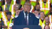 Trump gündem olan "trans halterci" taklidini yine yaptı: "Demokratlar çok aptal" dedi