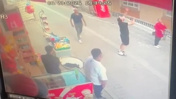 Yarım saat boyunca şemsiyeyle beklediler: 8. kattan düşen kedi böyle kurtarıldı