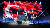 Scorpions 33 yıl sonra İstanbul’da aynı stadyumda! Sahneye Türk bayrağıyla çıktılar