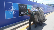 Milyarlık NATO zirvesinde utanç panoları! "Yoksulluk branda ile örtülemez"