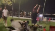 Ortalık bir anda savaş alanına döndü: Kadıköy'de sopalı kavga kamerada