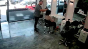 Her seferinde aynı bahaneyi kullandı! Müşteri, Kuaförü çileden çıkardı: Bu kadını dükkana almayın