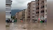Sağanak bir anda bastırdı: 150'den fazla ev ve iş yerini su bastı