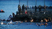 İspanya kıyılarında can pazarı! 800 kişi denize atladı 2 ölü var