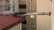 6 katlı binada nefes kesen kurtarma! Kediyi ütü masasıyla indirdiler