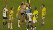 Fenerbahçe'nin Şampiyonlar Ligi'nden elendiği maçta skandal: Hakemin etrafı sarıldı